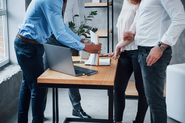 Trabajo Terminado Hermosa Gente Negocios Aman Trabajo Shairs Sus Ideas — Foto de Stock