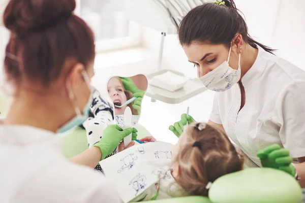 Hands Unrecognizable Pediatric Dentist Assistant Making Examination Procedure Smiling Cute — Stock Photo, Image
