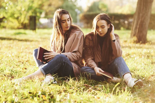 Jovens Irmãs Gêmeas Morenas Sentadas Perto Umas Das Outras Com — Fotografia de Stock