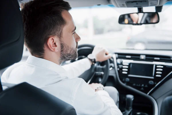 Visão Traseira Jovem Empresário Confiante Sentado Volante Seu Novo Carro — Fotografia de Stock