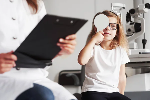 Kid Struggles Read Those Words Woman Documents Tests Visual Acuity — 스톡 사진