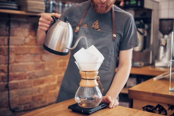 バリスタコーヒーワーキングオーダーコンセプトをご用意 コーヒーショップでお客様のためのコーヒーカップを準備するハンサムなバリスタ — ストック写真