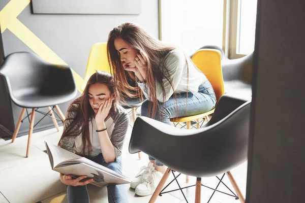 Deux Belles Jumelles Passent Temps Lire Livre Bibliothèque Matin Soeurs — Photo