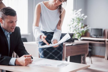 Ofiste kendi projelerini yapan yaratıcı öğrencilerden oluşan bir ekip.