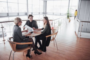 İş, teknoloji ve ofis kavramı - gülümseyen bayan patron iş ekibiyle konuşuyor.