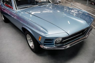 Sinsheim, Almanya - 16 Ekim 2018: Technik Müzesi. Parlak mavi eski araç yepyeni görünüyor..