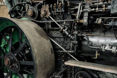 Sinsheim, Almanya - 16 Ekim 2018: Technik Müzesi. Eski ulaşım aracının mekanizması.