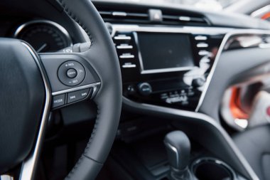 Gösterge panelini gösteren modern bir otomobilin iç görünümü.