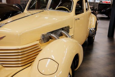 Sinsheim, Almanya - 16 Ekim 2018: Technik Müzesi. Lüks krem renkli retro aracın sol ve ön kısmı ve arka planda diğer arabalar..