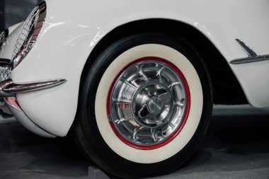 Sinsheim, Almanya - 16 Ekim 2018: Technik Müzesi. Beyaz, muhteşem, ender bulunan arabanın sol alt kısmının yere bakan görüntüsü..