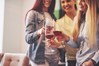 Mutlu arkadaş grubumuzu kırmızı şarapla sunuyoruz..