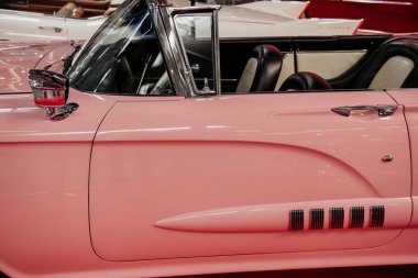Sinsheim, Almanya - 16 Ekim 2018: Technik Müzesi. Nadir bulunan pembe Cabriolet 'in yan görüntüsü. Güzel klasik..