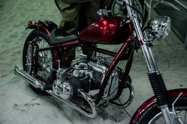 Sinsheim, Almanya - 16 Ekim 2018: Technik Müzesi. Kırmızı lüks klasik motosiklet arkada duruyor. Kesilmiş fotoğraf.