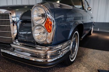 Araba sergisinde duran pahalı mavi araba. Fotoğraf cepheden çekildi..