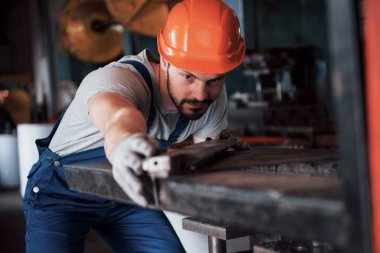 Başlık takmış deneyimli bir operatör. Metal endüstrisi konsepti profesyonel mühendis metal işçisi imalat atölyesinde Cnc değirmen makine merkezi işletiyor.