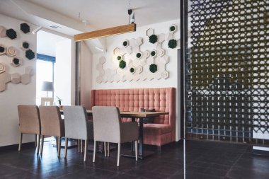 Ahşap klasik mobilyalarla modern ve basit bir kafe..