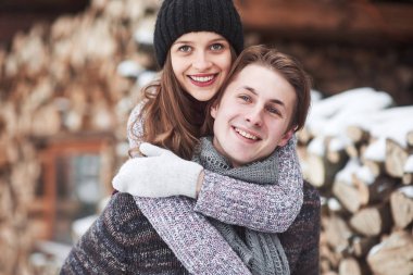 Kışın romantik bir kulübede genç ve neşeli bir çift.