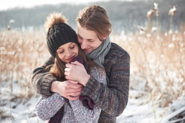 mutlu genç bir çift güzel kış tatil güneşli günde taze kar üzerinde eğlenceli vardır.