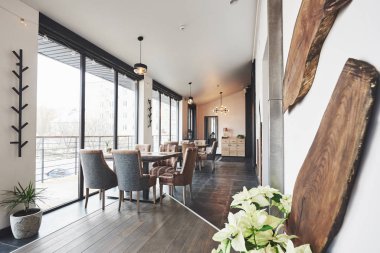 Burası eğlence için özel bir yer, şehir merkezinde yepyeni bir Avrupa restoranı..