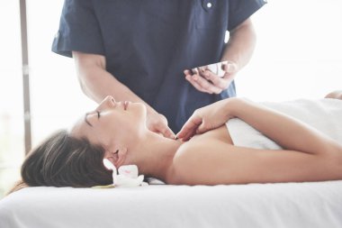 Güzel kadın spa masaj tablo yalan