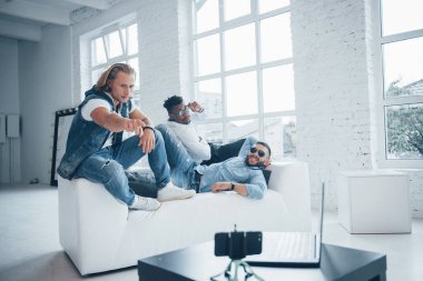 Zarif görünüyor. Dostlar önlerindeki masaya saatli akıllı telefon koymuşlar..