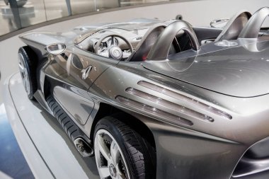 Stuttgart, Almanya - 16 Ekim 2018: Mercedes Müzesi. Gümüş renginde, mükemmel cilalanmış arabanın arka tarafında..