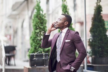 Ciddi bir fikir düşünen genç ve güzel bir Afrikalı Amerikalı. İş kararlarına güvenen