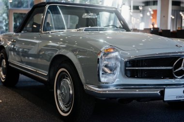 Stuttgart, Almanya - 16 Ekim 2018: Mercedes Müzesi. İki koltuklu beyaz sedan, uzay gösteri odasına park edilmiş..