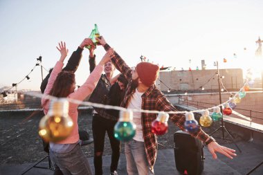 Takılıyoruz. Tatiller çatıda. Neşeli bir arkadaş grubu alkolle el kaldırdı..