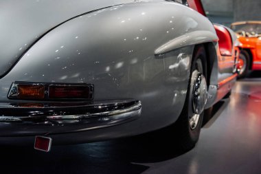 Kısmi görüş. Beyaz tarihi pahalı retro araba kürsüde duruyor..