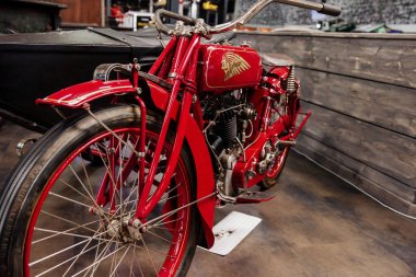 Sinsheim, Almanya - 16 Ekim 2018: Technik Müzesi. Kırmızı motosiklet, araç sergisindeki siyah fayansın üzerine park edilmiş..