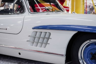 Sinsheim, Almanya - 16 Ekim 2018: Technik Müzesi. Odaklanmış fotoğraf. Beyaz ve maviyi boyayan retro araba sergide duruyor..