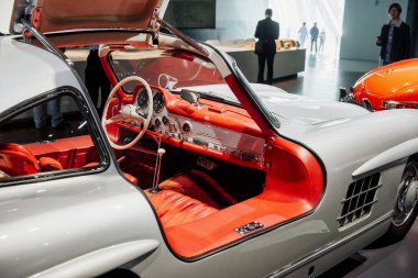 Stuttgart, Almanya - 16 Ekim 2018: Mercedes Müzesi. İnsanlar koridorda yürüyor. Pahalı kolleksiyonlu klasik arabanın içinde..