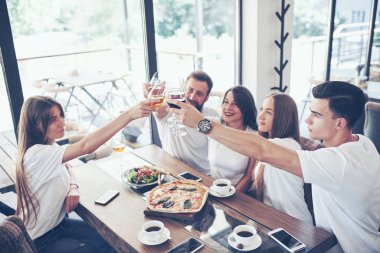 En iyi arkadaşlar, özel bir olayı kutlamak için lezzetli yemeklerle kırmızı şarap kadehleriyle bir araya geldiler..