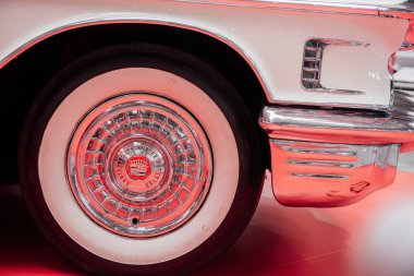 Sinsheim, Almanya - 16 Ekim 2018: Technik Müzesi. Beyaz retro arabanın tekerinin fotoğrafını kapat..