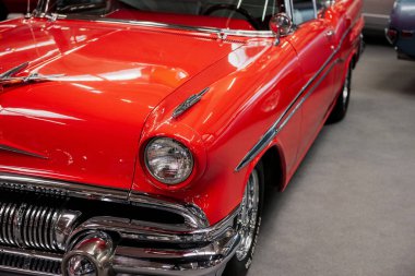 Sinsheim, Almanya - 16 Ekim 2018: Technik Müzesi. Retro kırmızı araba arka planda diğer otomobillerle birlikte duruyor.