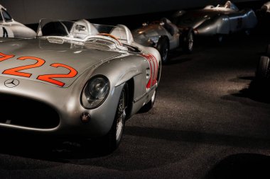 Stuttgart, Almanya - 16 Ekim 2018: Mercedes Müzesi. Ön manzara. Siyah zemine park etmiş spor arabalar. Gümüş renkli araçlar.