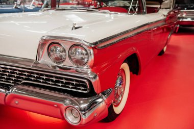 Sinsheim, Almanya - 16 Ekim 2018: Technik Müzesi. Araba fuarındaki kırmızı fayansın üzerine park etmiş eski moda beyaz bir araba..