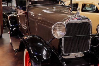 Sinsheim, Almanya - 16 Ekim 2018: Technik Müzesi. Sergide diğer araçlarla birlikte kahverengi, muhteşem, klasik otomobil stantları.