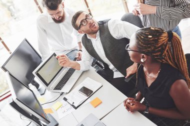 Üst Manzara. Ekip çalışanları işlerini planlamak için toplanıyorlar..
