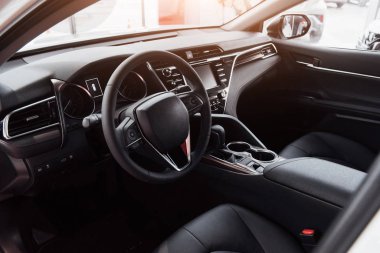 Gösterge panelini gösteren modern bir otomobilin iç görünümü.