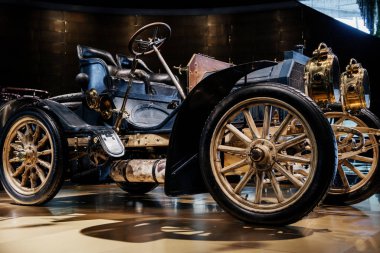 Stuttgart, Almanya - 16 Ekim 2018: Mercedes Müzesi. Yandan yakalandı. Sergide eski bir tarihi araç var..