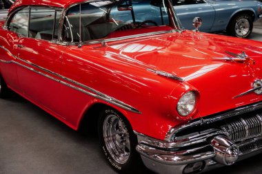 Sinsheim, Almanya - 16 Ekim 2018: Technik Müzesi. Arka planda diğer araçlarla birlikte parlak kırmızı retro araba sergileniyor.