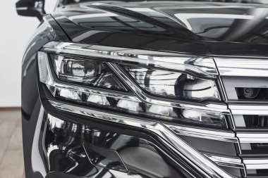 Yeni, prestijli siyah arabanın farları.