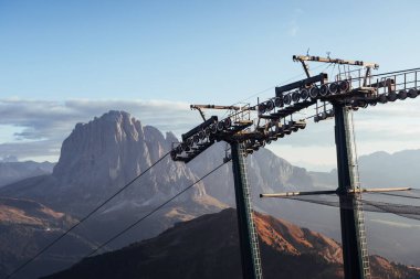 Ayrıntılı görüş. Cableway Seceda Dolomites tepelerinde duruyor..