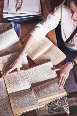 Ternopil, Ukrayna, 20 Nisan 2018: Ukrayna 'da açık bir kitap tutan genç bir kızın ellerine bakın.