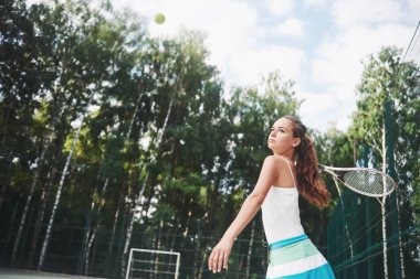 bir hizmet için hazır bir genç tenisçi portresi