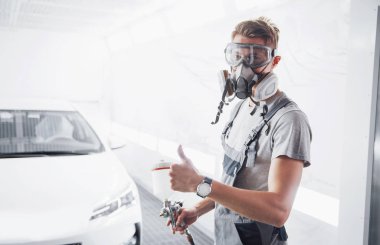 Servis merkezinde araba boyama prosedürü