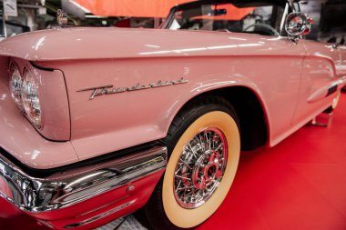 Sinsheim, Almanya - 16 Ekim 2018: Technik Müzesi. Pembe Cabriolet özel stantta. Retro biçimi deign.