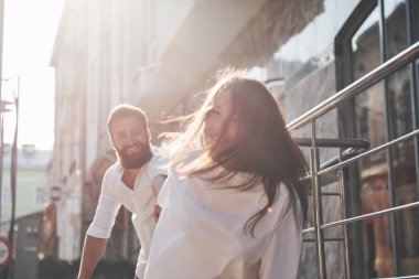 Genç ve neşeli bir çift güneşli bir günde eğleniyor.